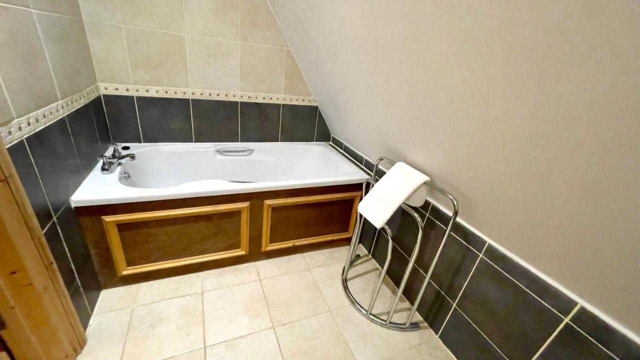 Spacious Primrose Lodge For 6 With Hot Tub At A Spa Resort Chudleigh 외부 사진