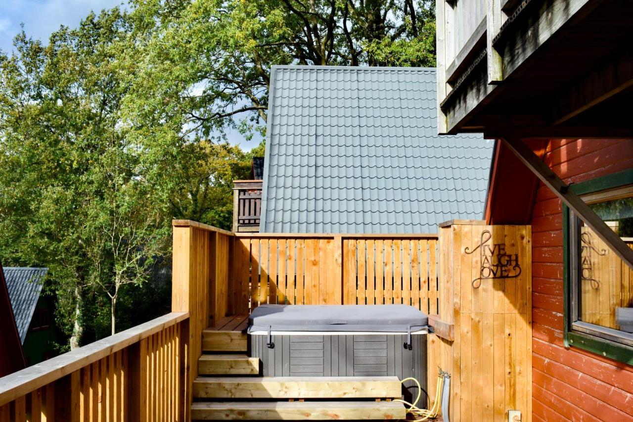 Spacious Primrose Lodge For 6 With Hot Tub At A Spa Resort Chudleigh 외부 사진