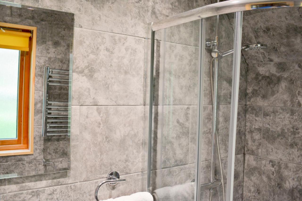 Spacious Primrose Lodge For 6 With Hot Tub At A Spa Resort Chudleigh 외부 사진